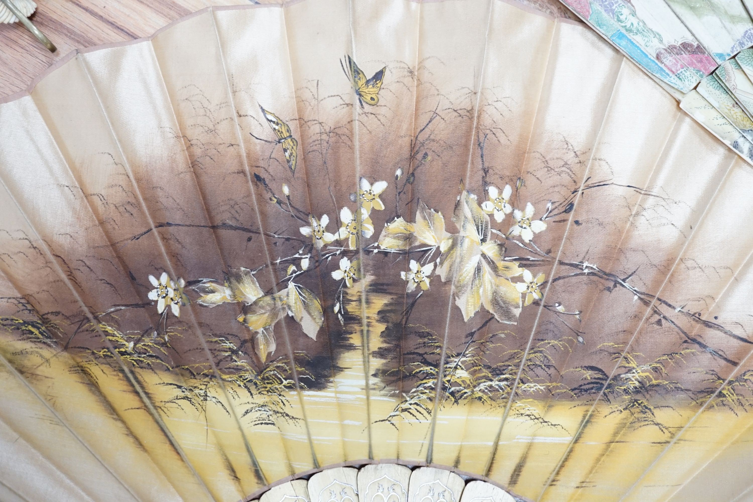 Five various fans, and an 18th century painted leaf fan with ivory chinoiserie decorated guards and sticks, 28 cms high (6)